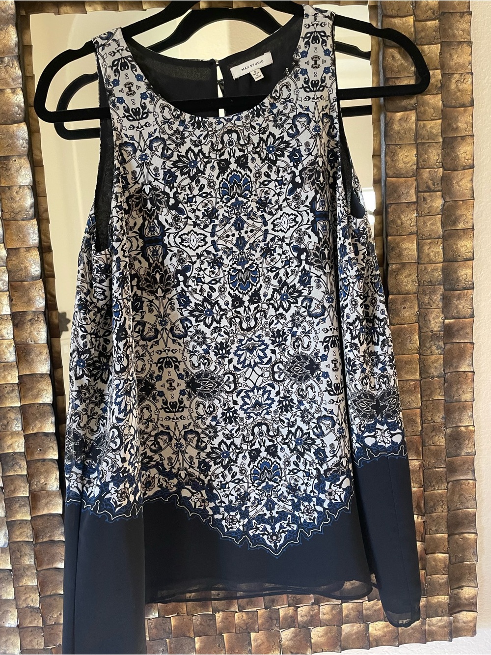 Max Studio Black Blue & White sleeveless printed tunic top. Size Small.